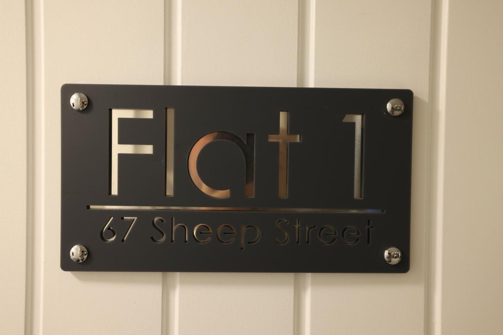 Modern 2 Bed In Town Centre Bicester