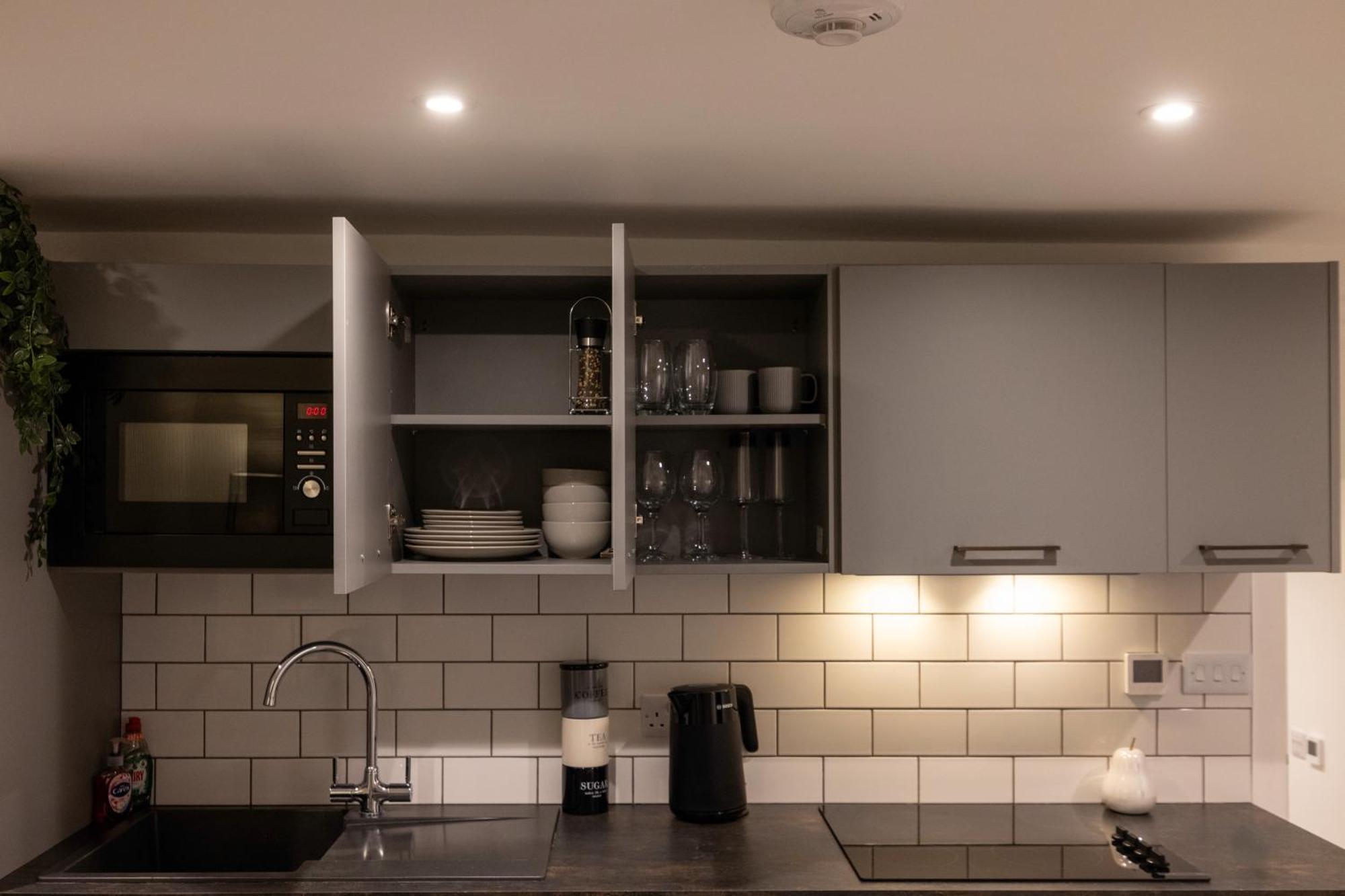 Modern 2 Bed In Town Centre Apartment Bicester
