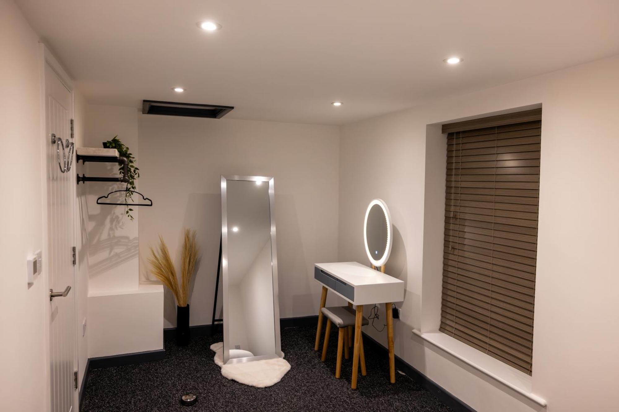 Modern 2 Bed In Town Centre Apartment *