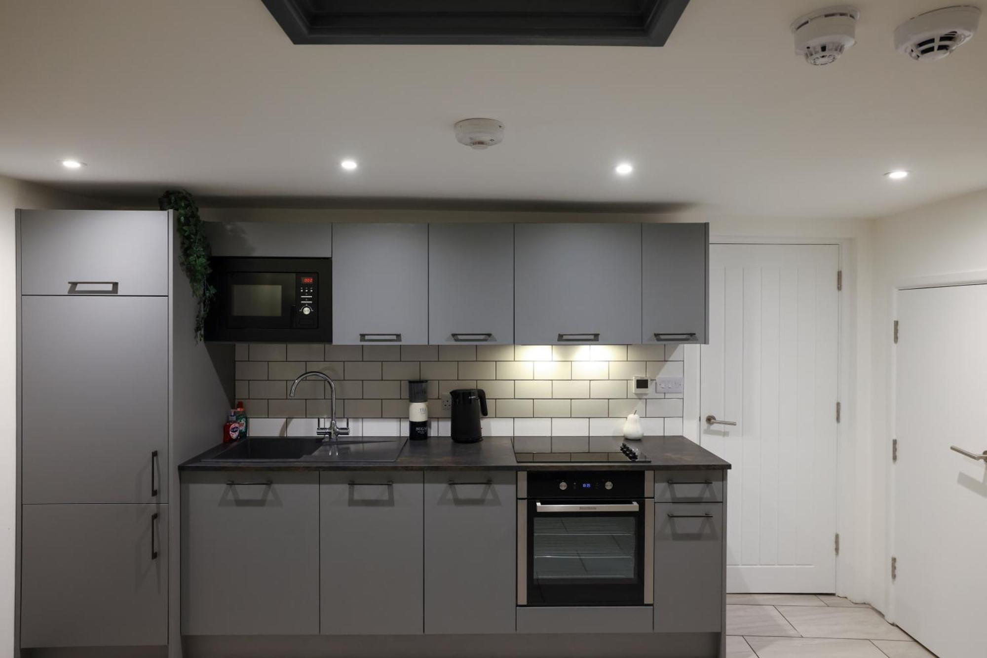 Modern 2 Bed In Town Centre Apartment *
