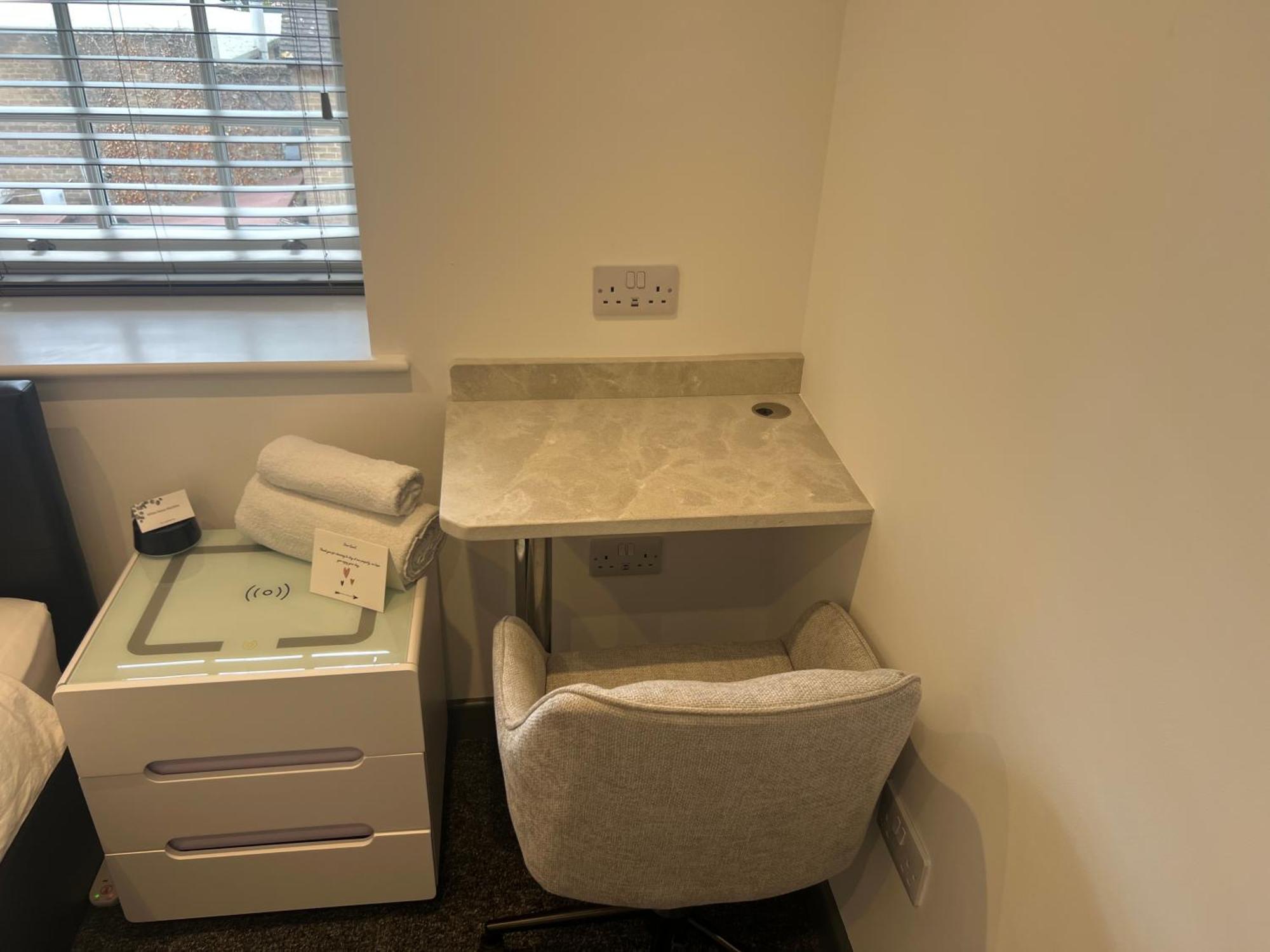 Modern 2 Bed In Town Centre Apartment